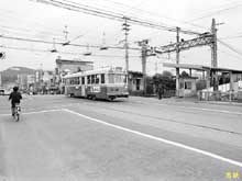 地平時代の京阪七条駅、京都市電1900系が平面交差の踏み切りを渡る